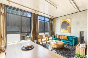 奥克兰Luxury meets location - 2RB in Ponsonby的客厅配有沙发和桌子
