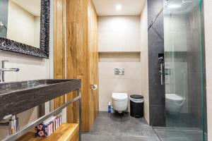 奥克兰Luxury meets location - 2RB in Ponsonby的一间带卫生间和玻璃淋浴间的浴室