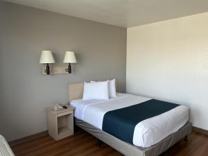 斯坦顿斯坦顿六号汽车旅馆的一间卧室配有一张床和一张桌子及电话