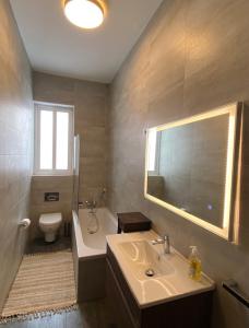 莫斯塔Maltese Garden Villa的一间带水槽、浴缸和卫生间的浴室
