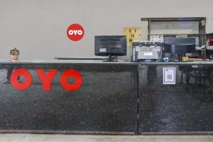 巴特那OYO Hotel Triveni.的办公室柜台上的xo标志
