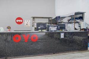 巴特那OYO Hotel Triveni.的办公室柜台上贴有xo标志