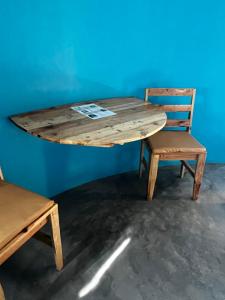 PortelaEcoFunco的一张木桌、一把椅子、一张桌子和一张桌子