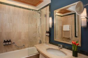 热那亚热那亚码头NH典藏酒店的一间带水槽和淋浴的浴室