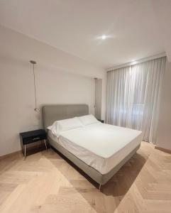 佛罗伦萨The Old Palace- Luxury Suites Signoria的卧室设有一张白色大床和一扇窗户。