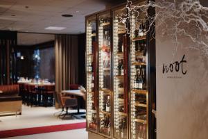 哥德堡哥德堡斯堪的纳维亚丽笙酒店的餐厅装满葡萄酒的陈列箱