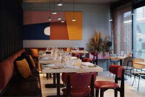 哥德堡哥德堡斯堪的纳维亚丽笙酒店的用餐室配有带玻璃杯的桌子