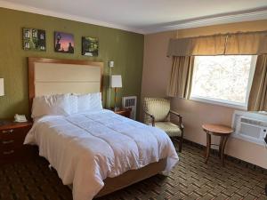 韦茅斯阿波尔韦茅斯酒店的一间设有大床和窗户的酒店客房