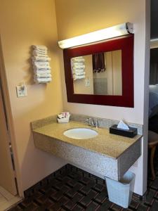 韦茅斯阿波尔韦茅斯酒店的一间带水槽和镜子的浴室