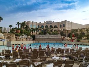 拉斯维加斯Executive Unit by Mandalay Casino at Strip Las Vegas的度假村的游泳池,人们在里面游泳