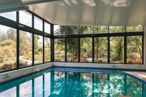 亚拉格林Balgownie Estate Yarra Valley的大型游泳池设有大窗户