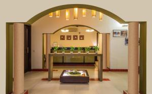 新德里Home@F37 Kailash Colony Metro的走廊上设有植物桌子