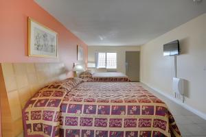 拉斯维加斯银河酒店的一间卧室,卧室内配有一张大床