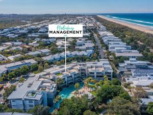金斯克里福Drift North Beachfront Apartments - Private Apartments的海滩假日管理标志的空中景观