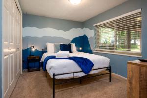 奥格登Summit Sanctuary Mountain Escape的一间卧室配有一张蓝色墙壁的床