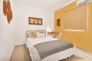 蓬塔卡纳OASIS Punta Cana Apartment的一间卧室配有一张大床和一张桌子