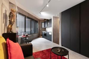 悉尼New York style Loft的客厅配有沙发和桌子