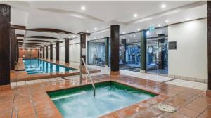 悉尼1 BR Apartment In the Heart of Darling Harbour的一座大楼中央的游泳池