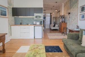 悉尼Darlinghurst Studio 1 VOGUE的厨房以及带沙发的起居室。
