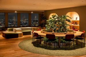 东京东京京王广场酒店的客厅里设有植物桌子