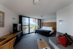 科尔斯湾海湾边缘度假酒店的一间酒店客房,配有一张床和一台电视