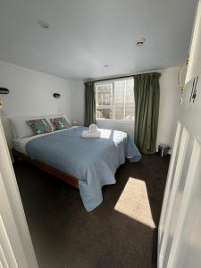 惠灵顿全球背包客酒店的一间卧室设有一张床和一个窗口