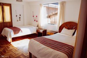 皮萨克shanti pisac的酒店客房设有两张床和窗户。