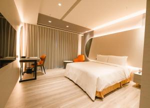 永康晶盈亲旅大酒店 的配有一张床和一张书桌的酒店客房