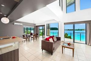 维拉港伊利利奇岛Spa度假酒店的客厅配有沙发和桌子