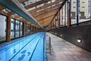 墨尔本Penthouse Apartment in Melb CBD Perfect Location的一座带大型天花板的空游泳池