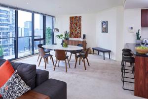 墨尔本Penthouse Apartment in Melb CBD Perfect Location的客厅配有沙发和桌椅
