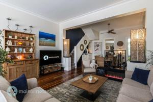 悉尼3 Bedroom House With Large Courtyard & City Views的带沙发和电视的客厅