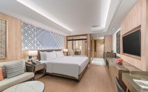 邦劳Henann Premier Coast Resort的一间卧室设有一张床和一间客厅。