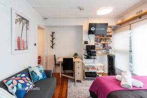 悉尼Studio Gem With Rooftop Space Prime Location的带沙发和书桌的客厅