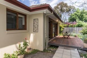 堪培拉3 Bdrm 2 Bthrm House Close to Canberra CBD & ANU的小屋设有木制甲板