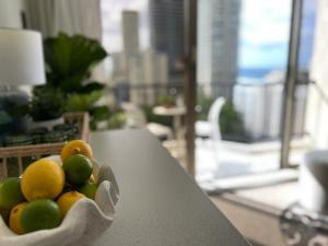 黄金海岸Mantra View Studio Surfers Paradise Walk To Beach的客厅桌子上放着一碗水果