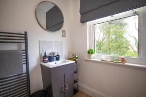 伊斯特布恩Aqua nest Eastbourne的一间带水槽和窗户的浴室