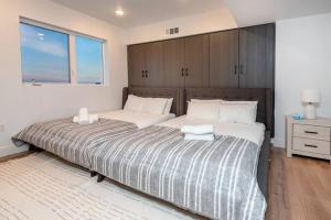 洛杉矶Chic and Elegant 2-Bedroom Haven w/ Roof Deck的一间卧室设有一张大床和一个窗户。