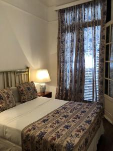 乌拉圭河畔康塞普西翁Gran Texier Hotel Casino的一间卧室设有一张大床和一个窗户。