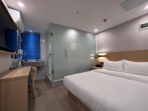 广州布丁酒店（广州洛溪地铁站店)的酒店客房设有一张大床和一个厨房。