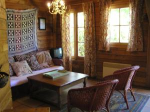 SauveterreResidences Du Golf Des Roucous的客厅配有沙发和桌子