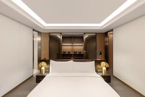 釜山Wyndham Grand Busan的卧室配有白色的床和书桌