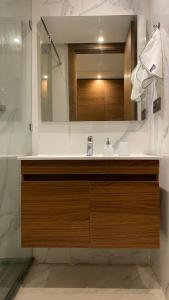 卡萨布兰卡Maârif Cosy Apartment - Dynasty Estate的一间带水槽和镜子的浴室