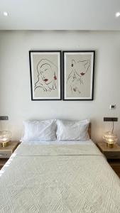 卡萨布兰卡Maârif Cosy Apartment - Dynasty Estate的墙上有三幅画猫的卧室