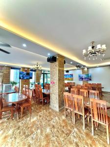 岑山Khách sạn Xanh Tốt FLC Sầm Sơn的用餐室配有木桌和椅子