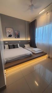 马六甲Bear Paw Retreat Cityview Apartment Amber Cove的一间卧室设有两张床和窗户。