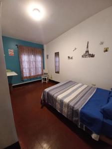 万查科El Boquerón - Hospedaje的一间卧室配有一张带蓝色毯子的床