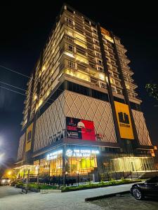 伊斯兰堡Executive Studio Apartment Opposite Centaurus Mall Islamabad的一座高大的建筑,晚上有一座建筑