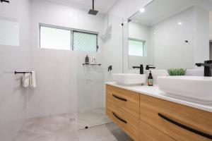 艾吉希尔Hamptons Spa Villa - Luxury 3 bedroom 2 bathroom home with outdoor Hot tub的白色的浴室设有水槽和淋浴。