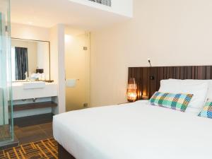 吉隆坡登星居酒店的一间带白色床的卧室和一间浴室